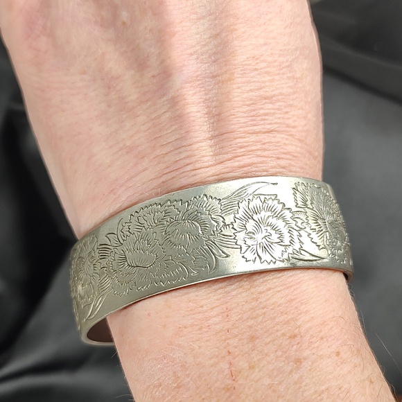 Kirk Stieff Pewter "Carnation" Engraved Floral Cuff Bracelet Vintage 7" - Picture 10 of 10